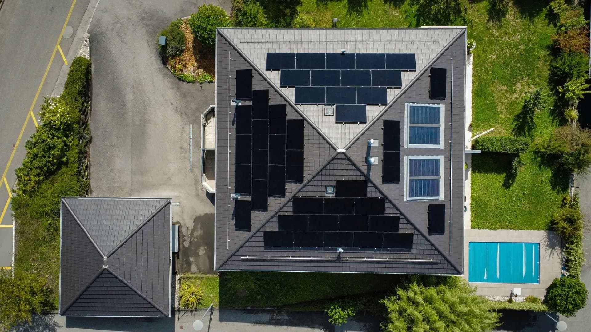 Vue drone d’une installation solaire commune de 44 panneaux (20,24 kWc) sur le toit de deux habitations à Crissier.