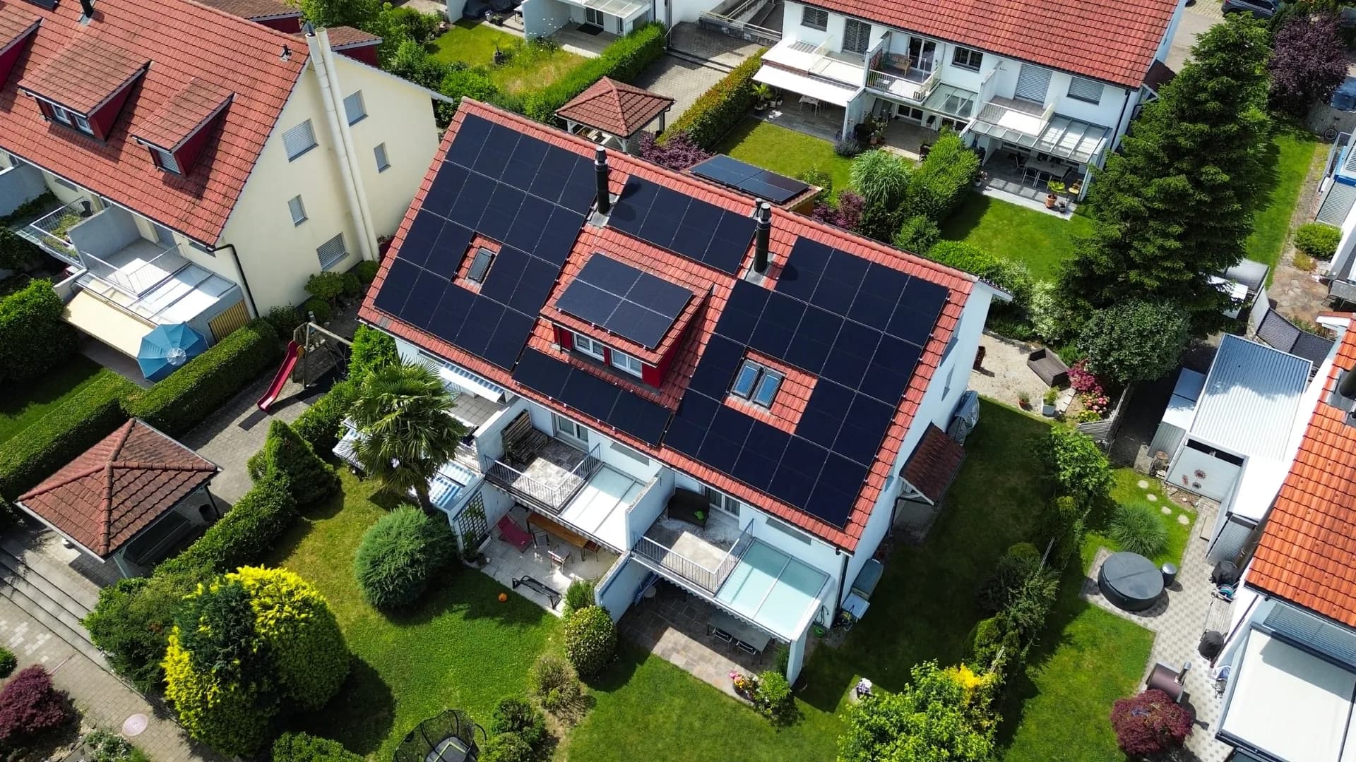 Drone view of a Younergy 10.58 kWp solar installation on a residential home in Würenlos.